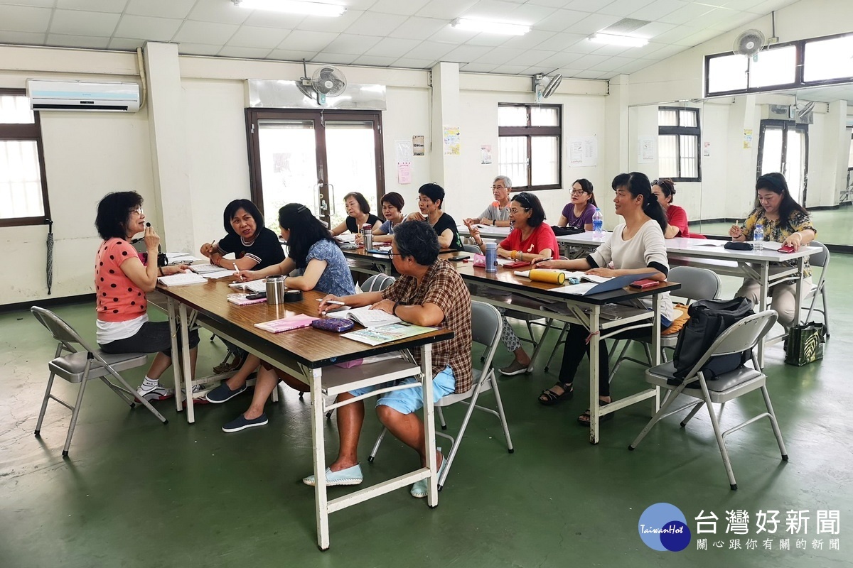 蘆竹區中興里辦公處開設「客語認證衝刺班」，學員們認真上課的情形。