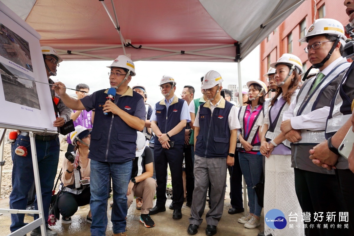 桃園市長鄭文燦聽取交通部鐵道局北部工程處第三工務段段長巫新煌鐵路地下化中壢新站臨時站簡報。