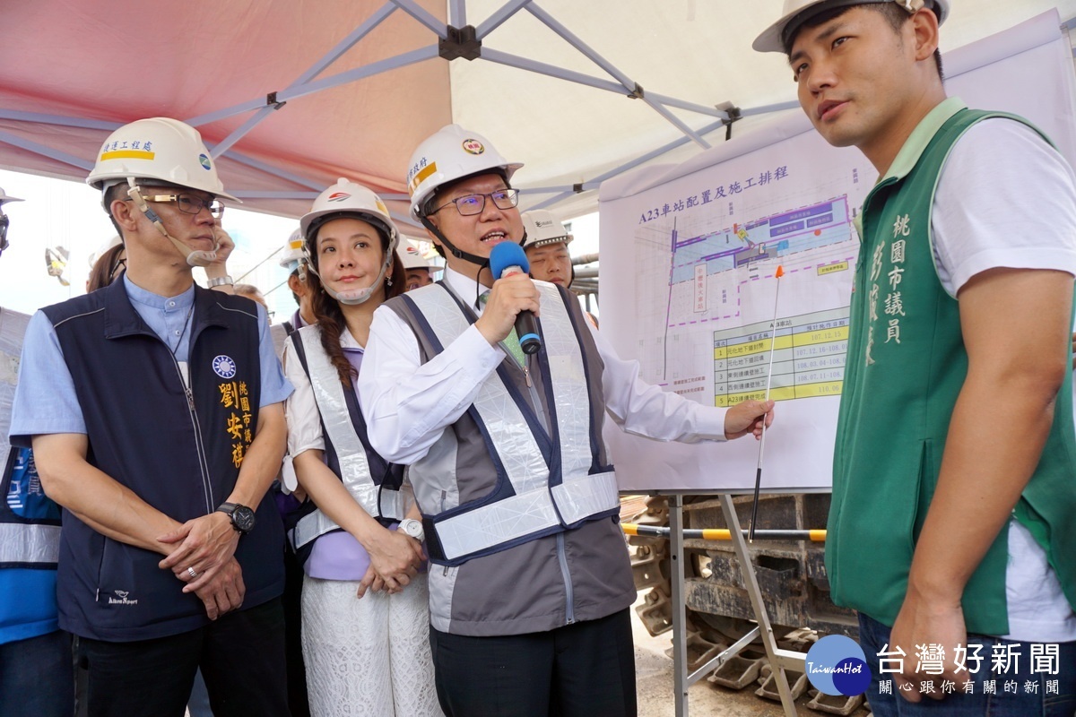 桃園市長鄭文燦現勘鐵路地下化先導工程時,針對進度和施工情形說明了解。