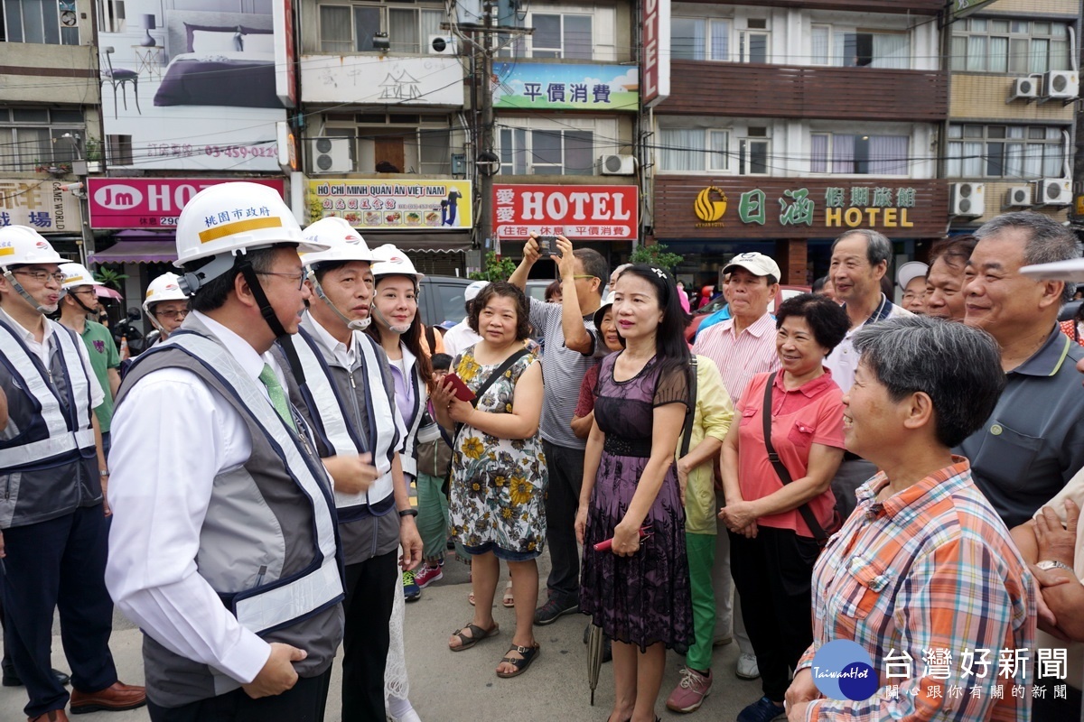 桃園市長鄭文燦現勘鐵路地下化先導工程時，和前來關心的市民朋友們說明工程情形。