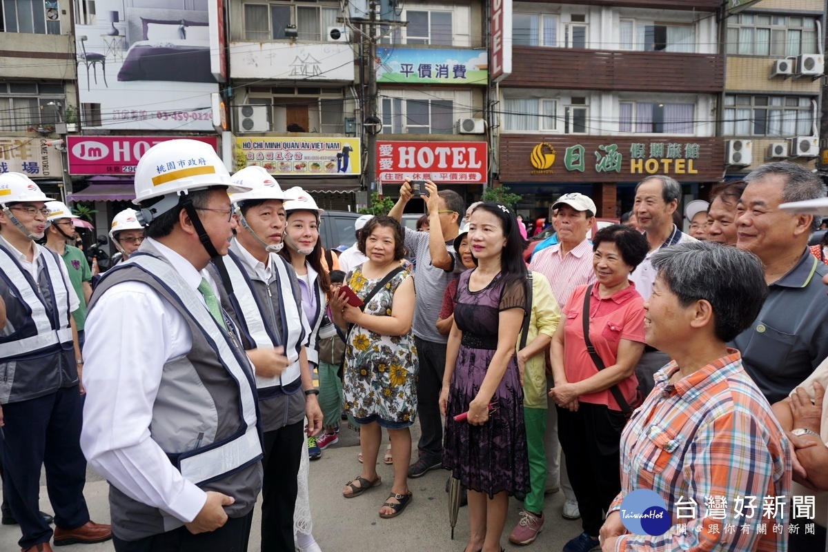 桃園市長鄭文燦現勘鐵路地下化先導工程時,和前來關心的市民朋友們說明工程情形。