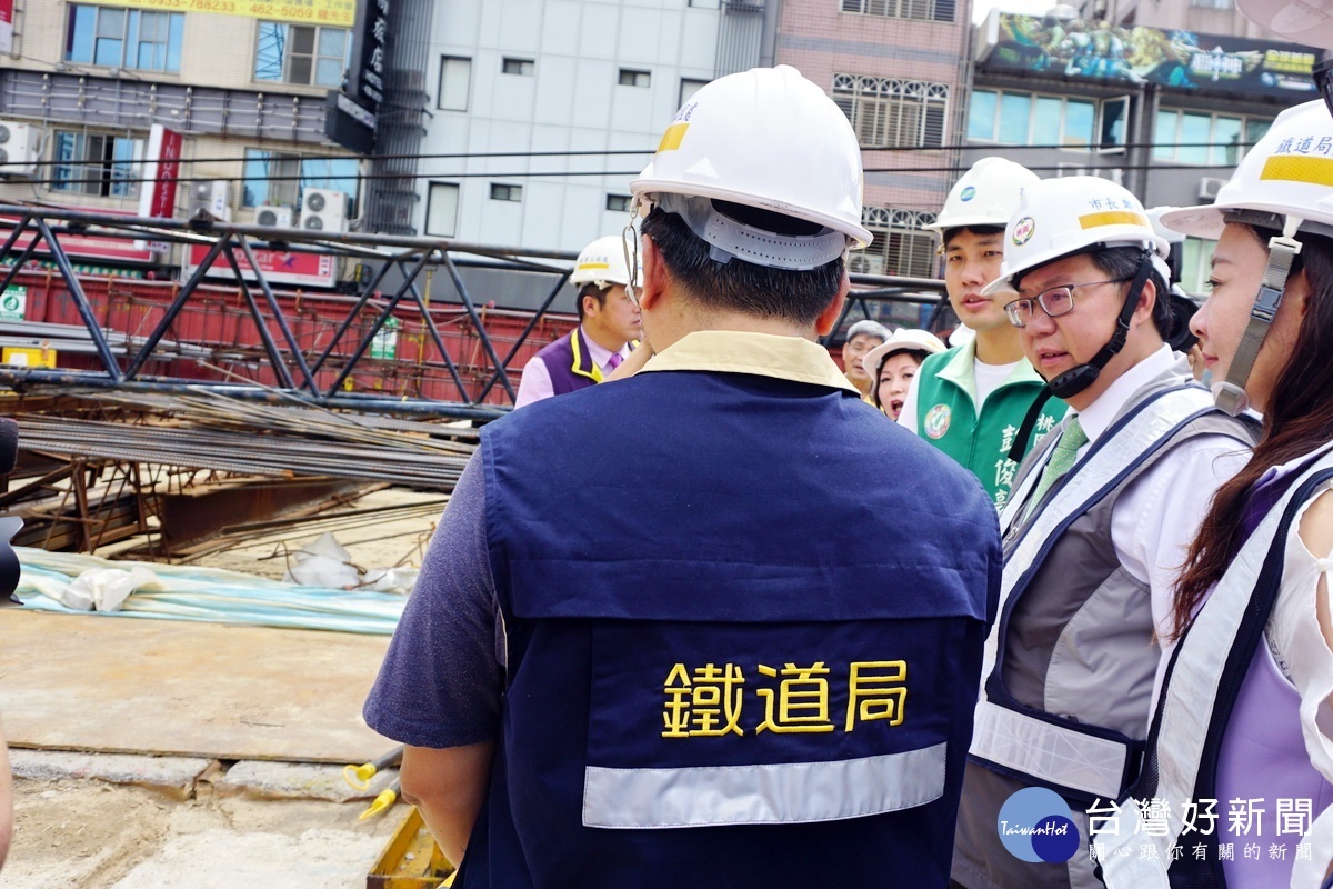 桃園市長鄭文燦現勘鐵路地下化先導工程時,聽取鐵道局人員說明施工情形和進度。