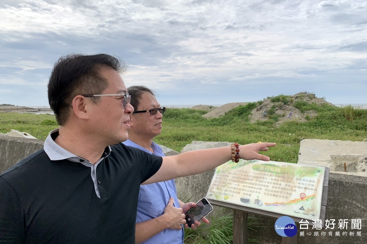 桃園市政府環保局長呂理德(左二)陪同行政院環境保護署環境督察總隊長李健育前往新街溪出海口勘查表圾污染情形。