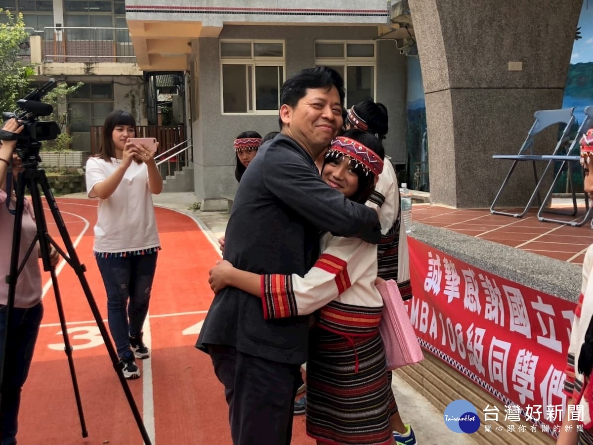 傳愛推手整形外科理事曾文尚醫師前往泰興國小為孩子們登頂前給與鼓勵與勉勵,希望孩們一路平安活動圓滿。
