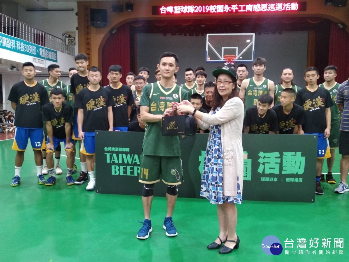 台啤球星蔣淯安與永平工商校長蔣香蘭互贈禮物。(圖/林鵬程攝)