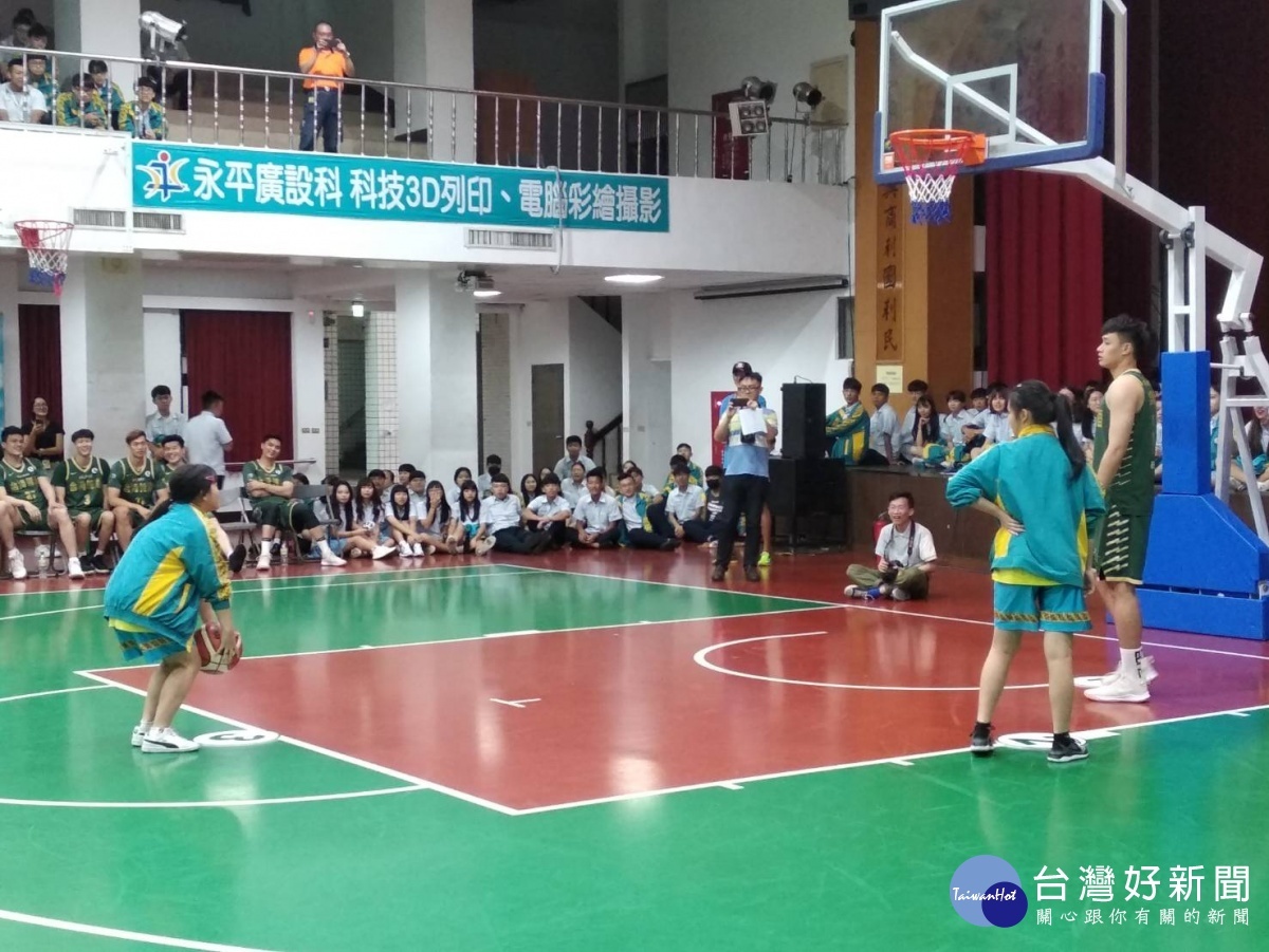 台啤球員與永平工商學生進行互動遊戲。(圖/林鵬程攝)
