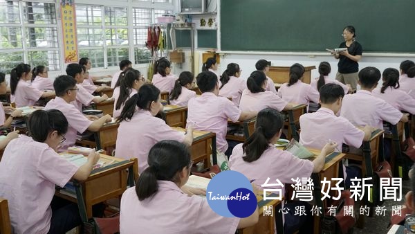 北港巨人綜合高中108年度四技二專統測成績依然亮眼,曾琬晴、吳育銓同學並列衛生護理類應屆畢業生榜首。(記者陳昭宗拍攝)