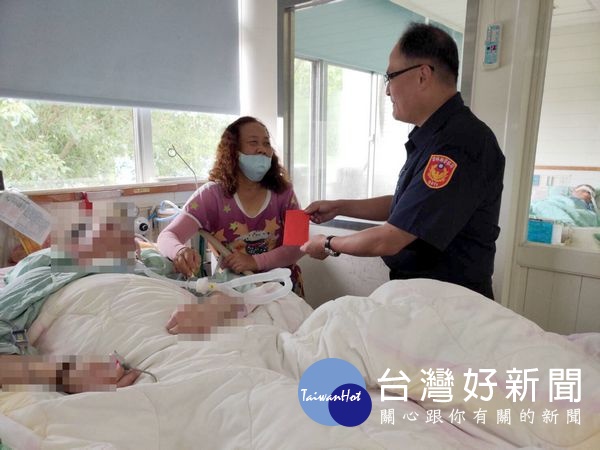 北港分局長王立德前往媽祖醫院探視因公傷殘退休的警員劉耀仁，亦不斷勉勵母、姐要堅強加油，若有需要分局的地方，定全力協助。