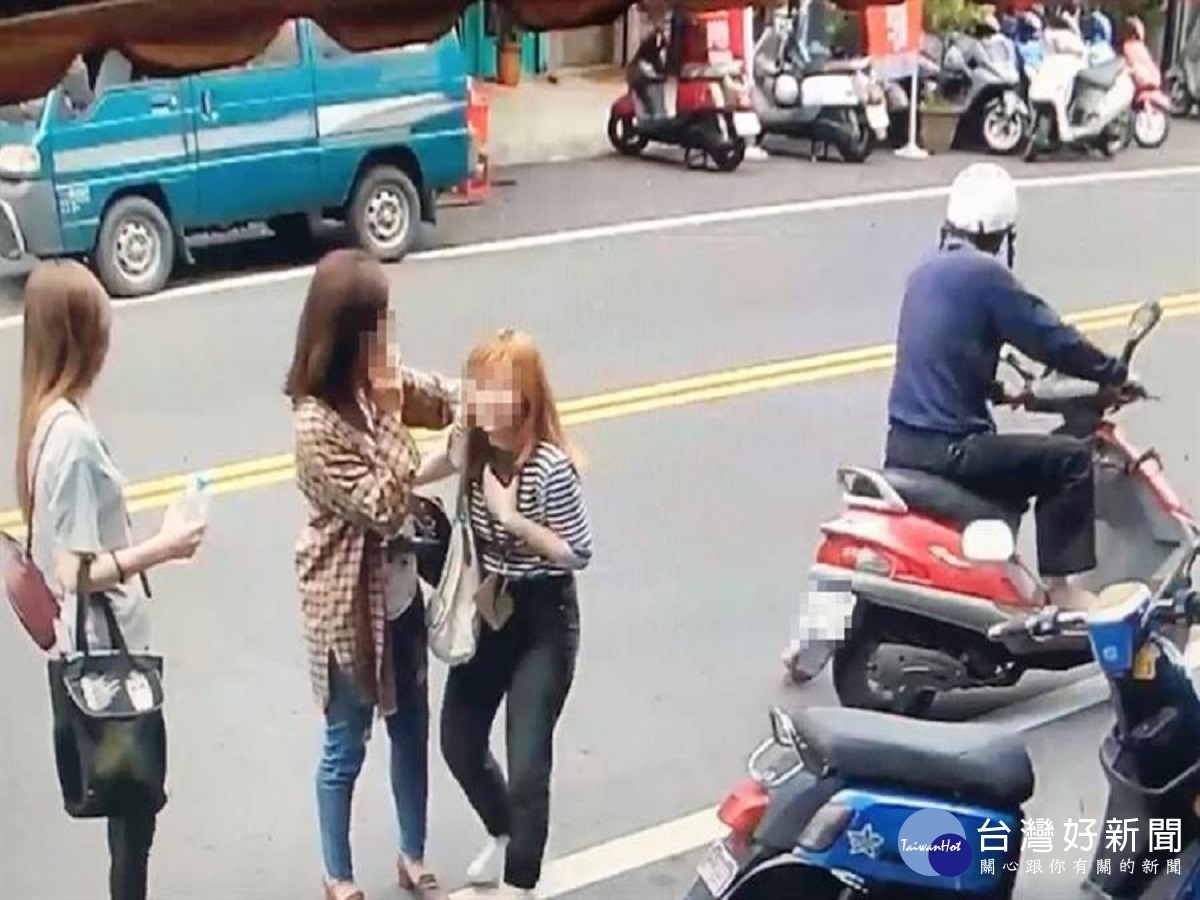 騎車阿伯當街強吻金髮妹　警方鎖定涉嫌人通知到案 台灣好新聞 第3張