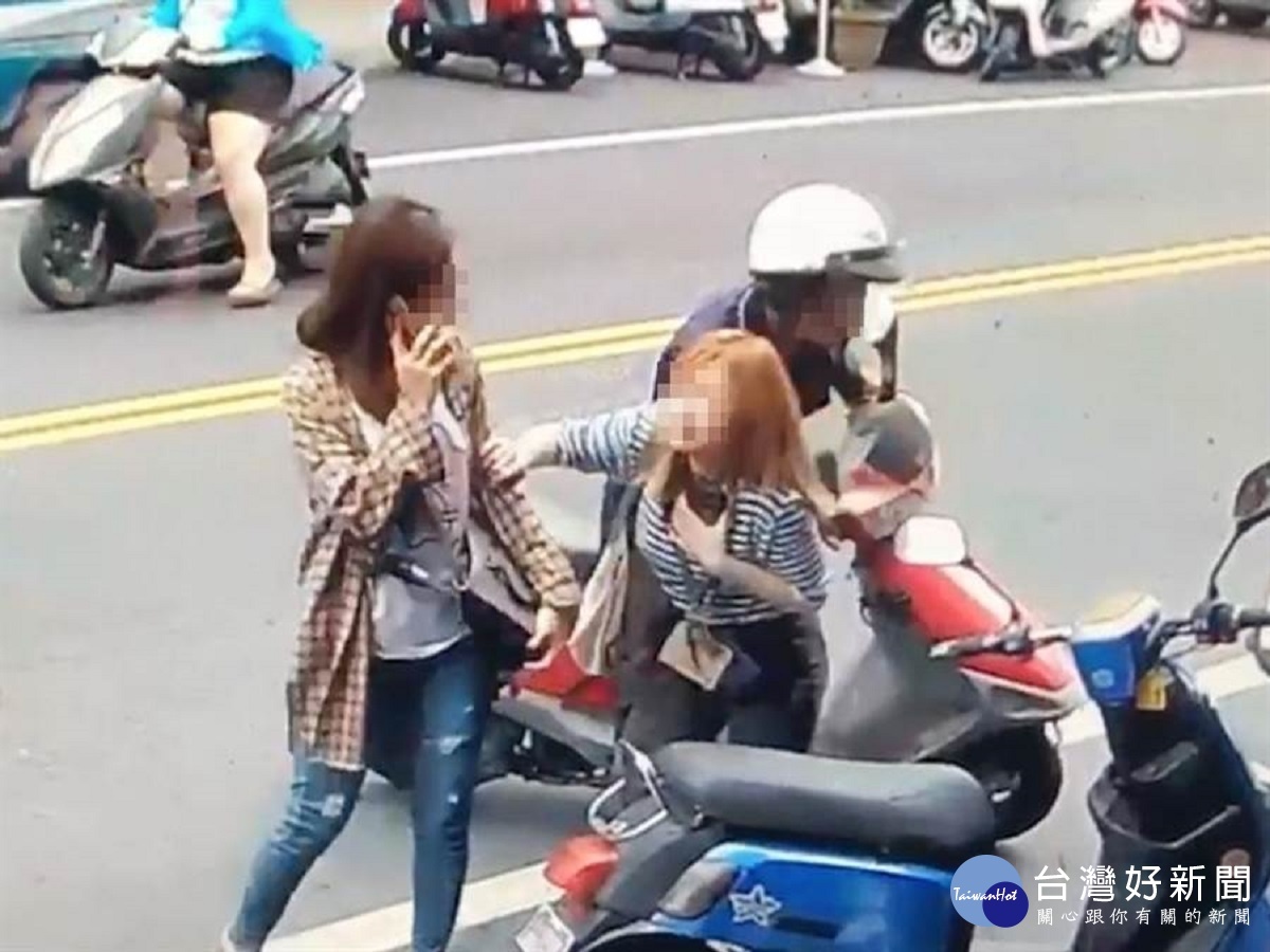 騎車阿伯當街強吻金髮妹　警方鎖定涉嫌人通知到案 台灣好新聞 第1張