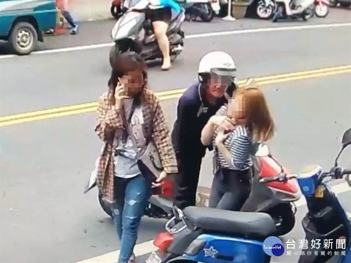 太變態了!騎車阿伯當街強吻金髮妹 警方鎖定涉嫌人通知到案(照片翻攝)