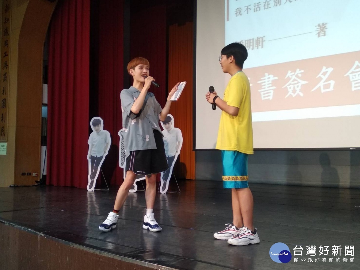 鍾明軒邀永平工商學生上台唱歌。(圖/林鵬程攝)