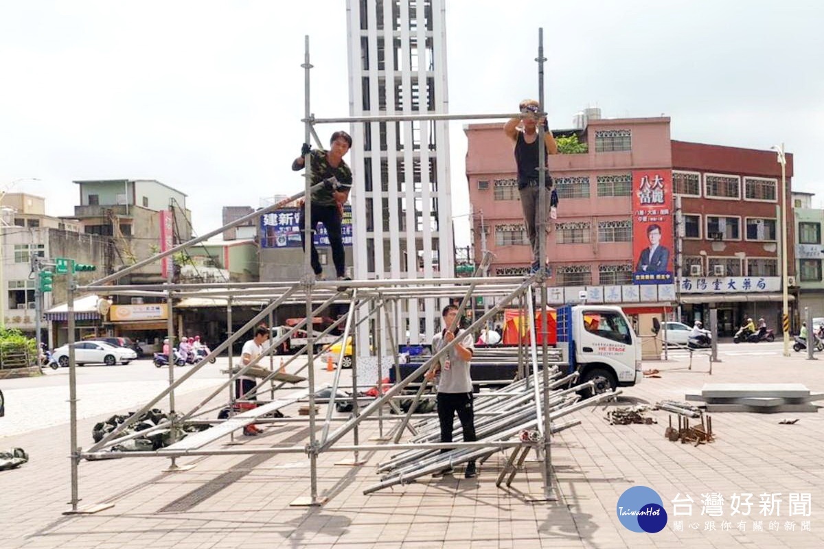立委趙正宇舉辦「星空電影院」,工作人員提前進行舞台螢幕搭建作業。