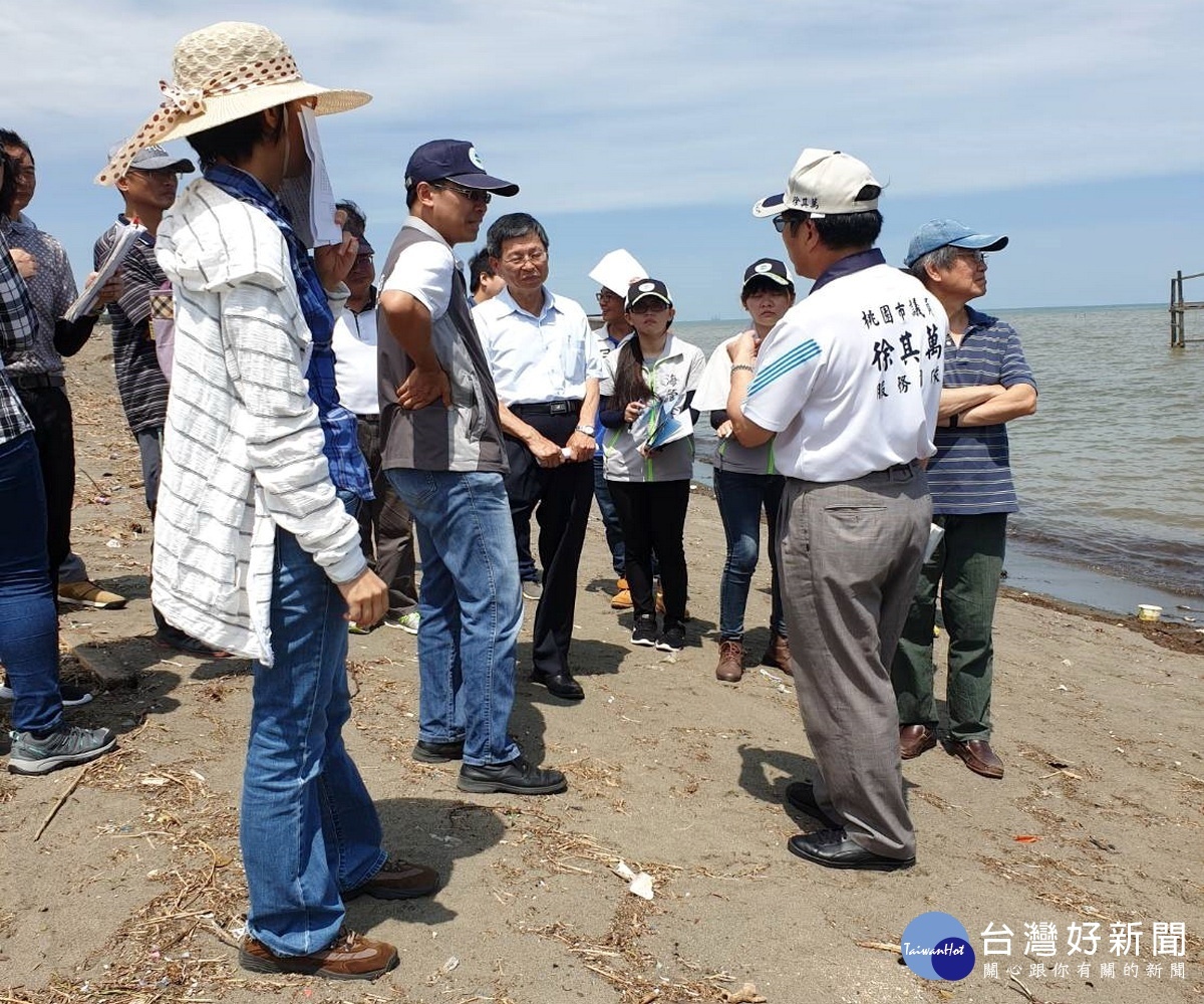 桃園市環保局海管處會同中央各權管單位到新街溪出海口會勘非法盜埋垃圾的清理問題。