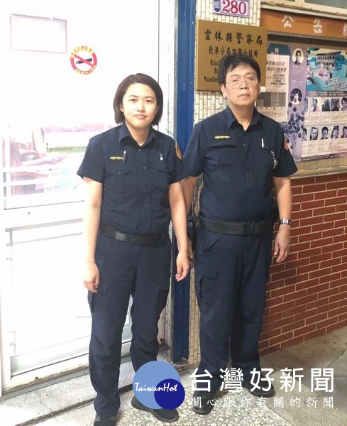 口湖所警員朱禎祥、黃佳香獲報民眾意圖尋短,立即趕往現場勸說,經苦口婆心溝通,才說動男子同意送醫診治,化解危機。(記者陳昭宗拍攝)