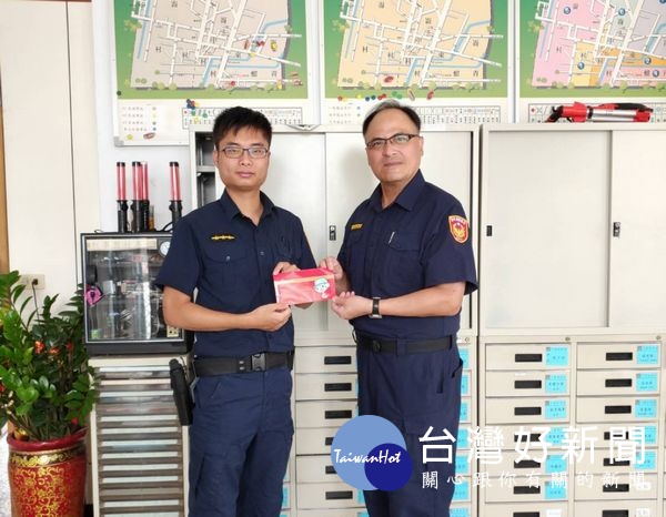 下崙所警員吳政恩落實盤查逮獲持毒騎士,分局長王立德即刻送上破案禮卷,對主動偵破刑案的表現予以高度肯定。(記者陳昭宗拍攝)