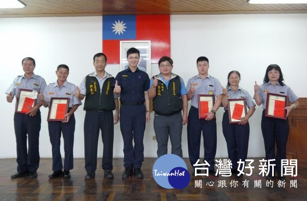 虎尾警察分局為加強新進義警人員教育訓練、有效提升義警協勤技能,辦理義勇警察基本訓練,並表揚績優隊員。(記者陳昭宗拍攝)