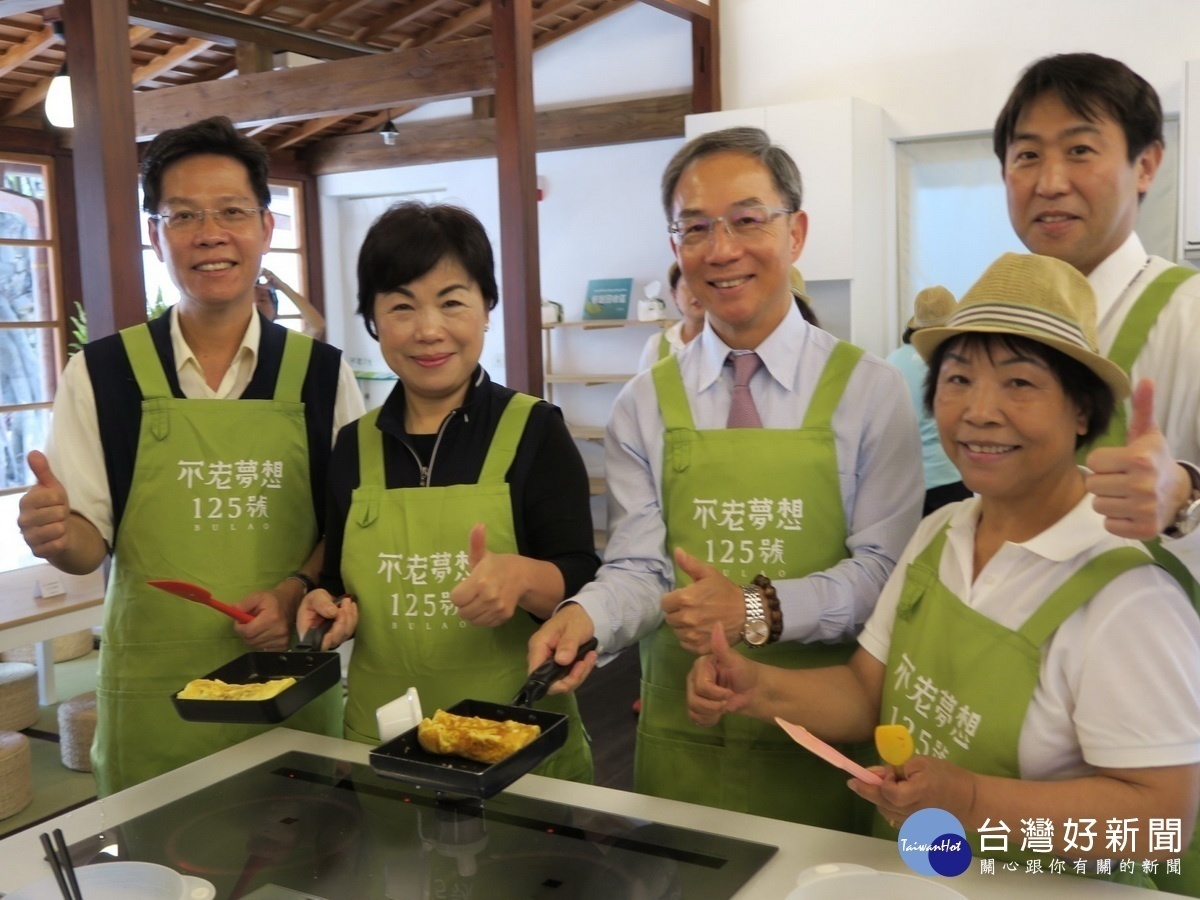 不老料理人黃阿免指導臺中市楊瓊櫻副市長（左二）與貴賓們一起製作玉子燒