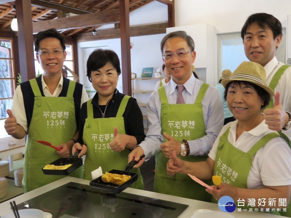 不老料理人黃阿免指導臺中市楊瓊櫻副市長(左二)與貴賓們一起製作玉子燒