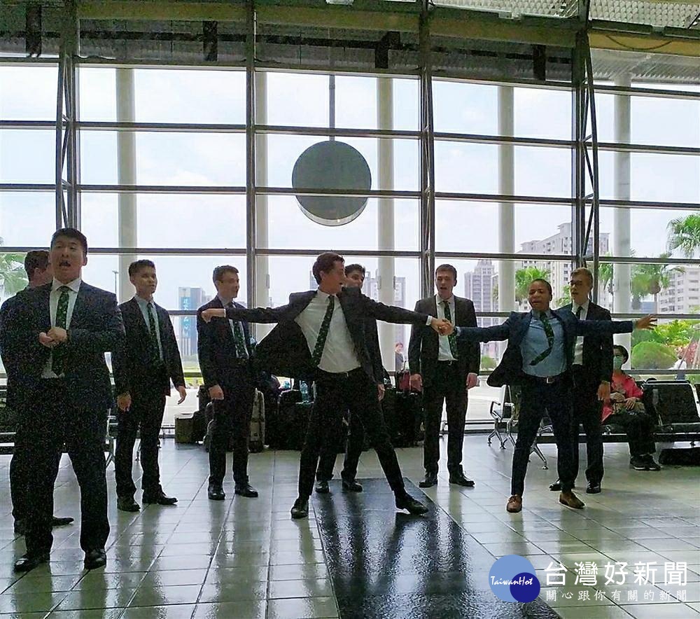 來自美國哈佛大學的鱷魚合唱團將進行5場次的巡迴演唱,首場高鐵站表演就獻給了桃園車站。