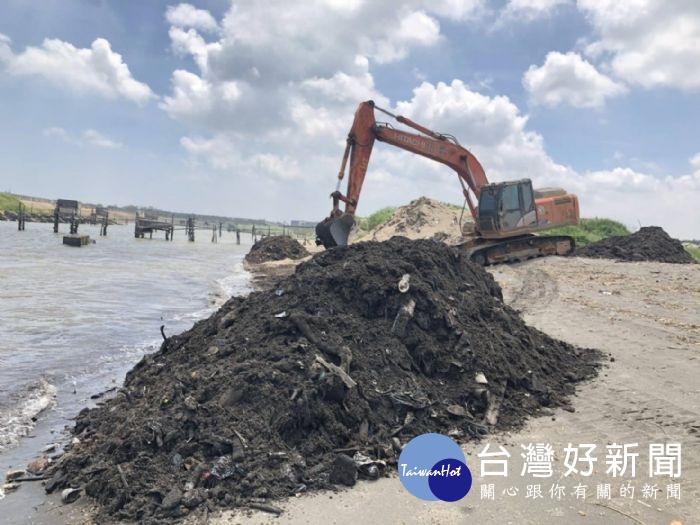 桃園新街溪出海口垃圾　環保署支援大型機具進駐清理 台灣好新聞 第1張