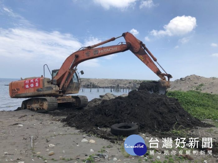 環保署支援大型機具,清理新街溪出海口垃圾,預計一個月內可清理完成。