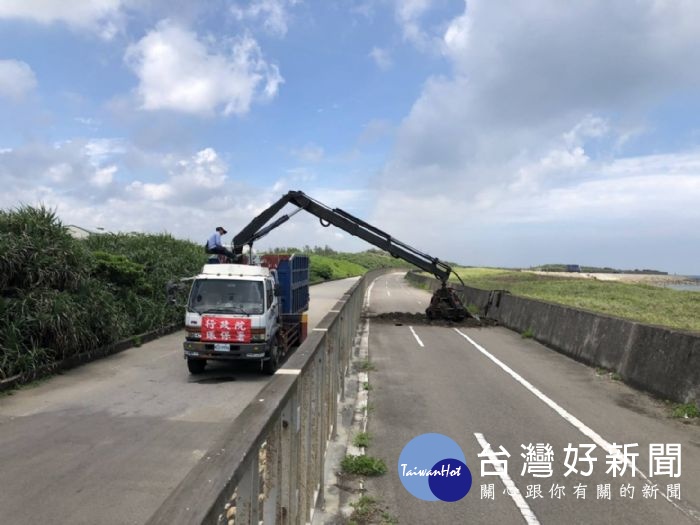 環保署支援大型機具,清理新街溪出海口垃圾,預計一個月內可清理完成。