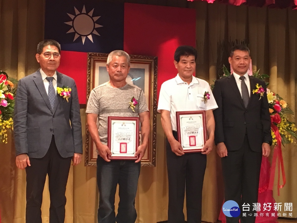 林會長和陳科長與二位特等小組長合影。(記者扶小萍攝)