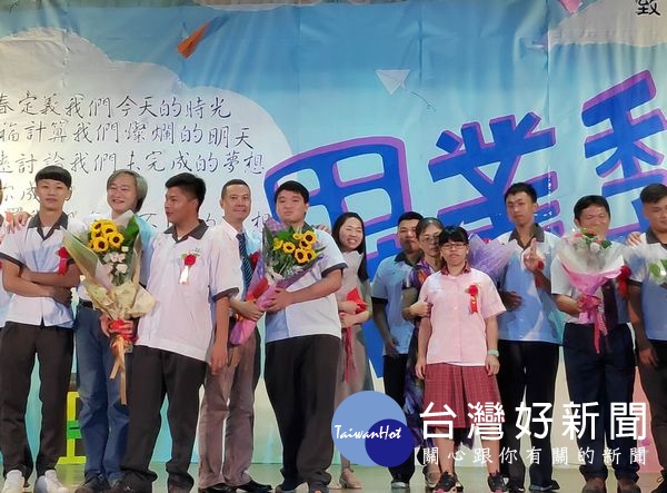 北港農工舉行107學年度畢業典禮,由校長廖宏瑩與家長會長李安益、校友會理事長賴元煌及畢業生家長,共同為畢業生獻上最誠摯的遠行祝福。(記者陳昭宗拍攝)