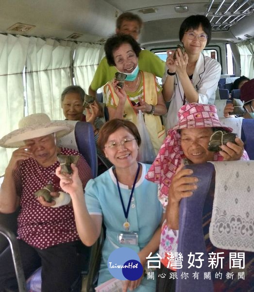 劉厝里社區發展協會包製500個五穀粽，贈送給媽祖醫院看診的鄉親，院長吳錫金等人送上溫馨的關懷，祝福大家端午佳節愉快。（記者陳昭宗拍攝）