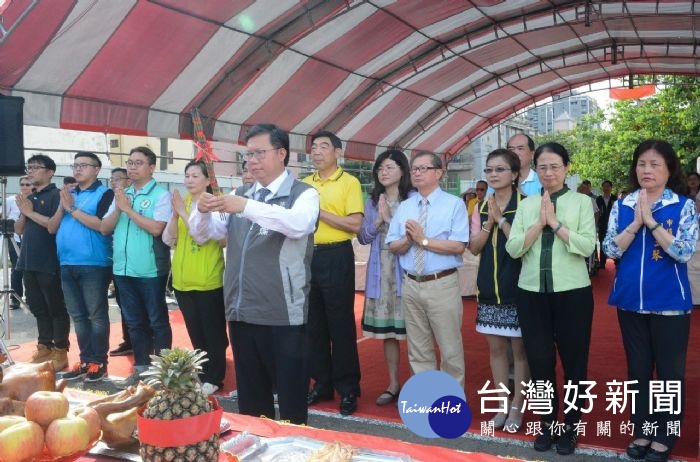 鄭市長和與會貴賓上香祈福