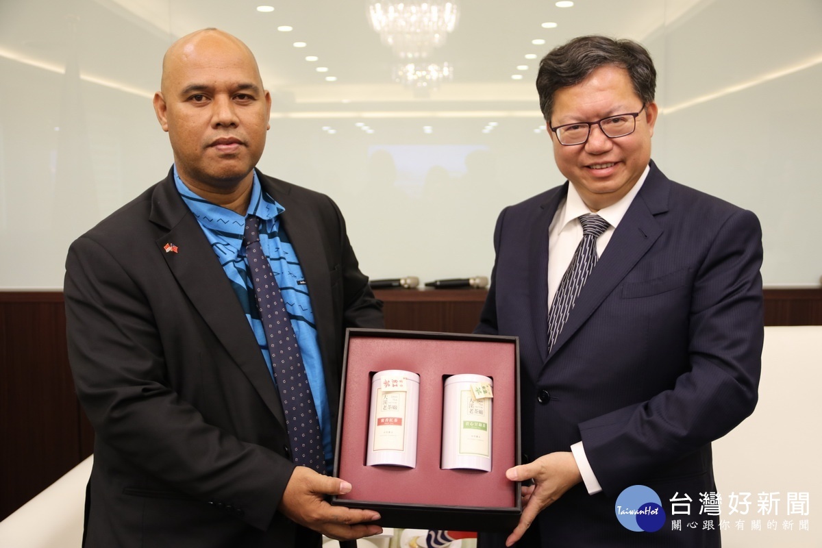 桃園市長鄭文燦致贈吉里巴斯共和國商工部長納塔拉茶葉禮盒。