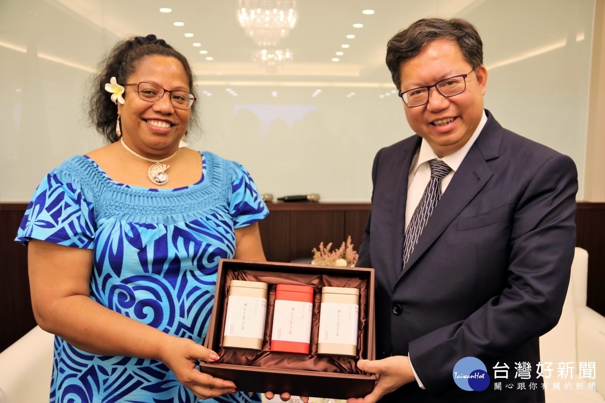 桃園市長鄭文燦致贈吉里巴斯共和國駐臺特命全權大使藍黛西茶葉禮盒。