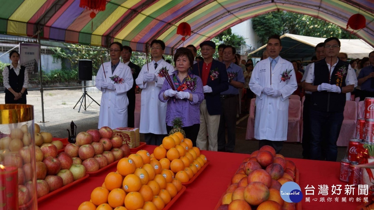 張育美董事長帶領醫療團隊上香祈福。