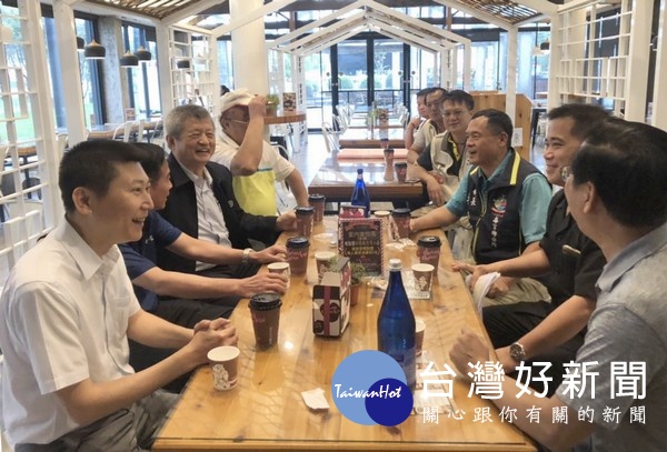 中部後指部指揮官馬家龍與雲林縣後指部指揮官吳聲泰等人,拜訪崙背鄉長及莿桐鄉長,感謝協力推動全民國防事務。(記者陳昭宗拍攝)