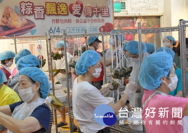 台糖量販雖即將結束營業，但關懷鄰里弱勢家庭的心永不休息，利用端午佳節號召會員包粽送愛心。（記者陳昭宗拍攝）