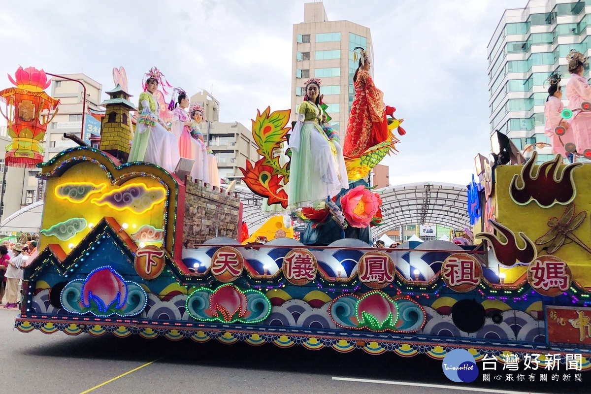 「2019桃園閩南文化節」中的「藝閣VS踩街」開幕競賽活動於市府前廣場熱鬧登場。
