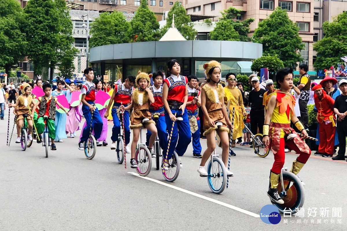 「2019桃園閩南文化節」中的「藝閣VS踩街」開幕競賽活動於市府前廣場熱鬧登場。