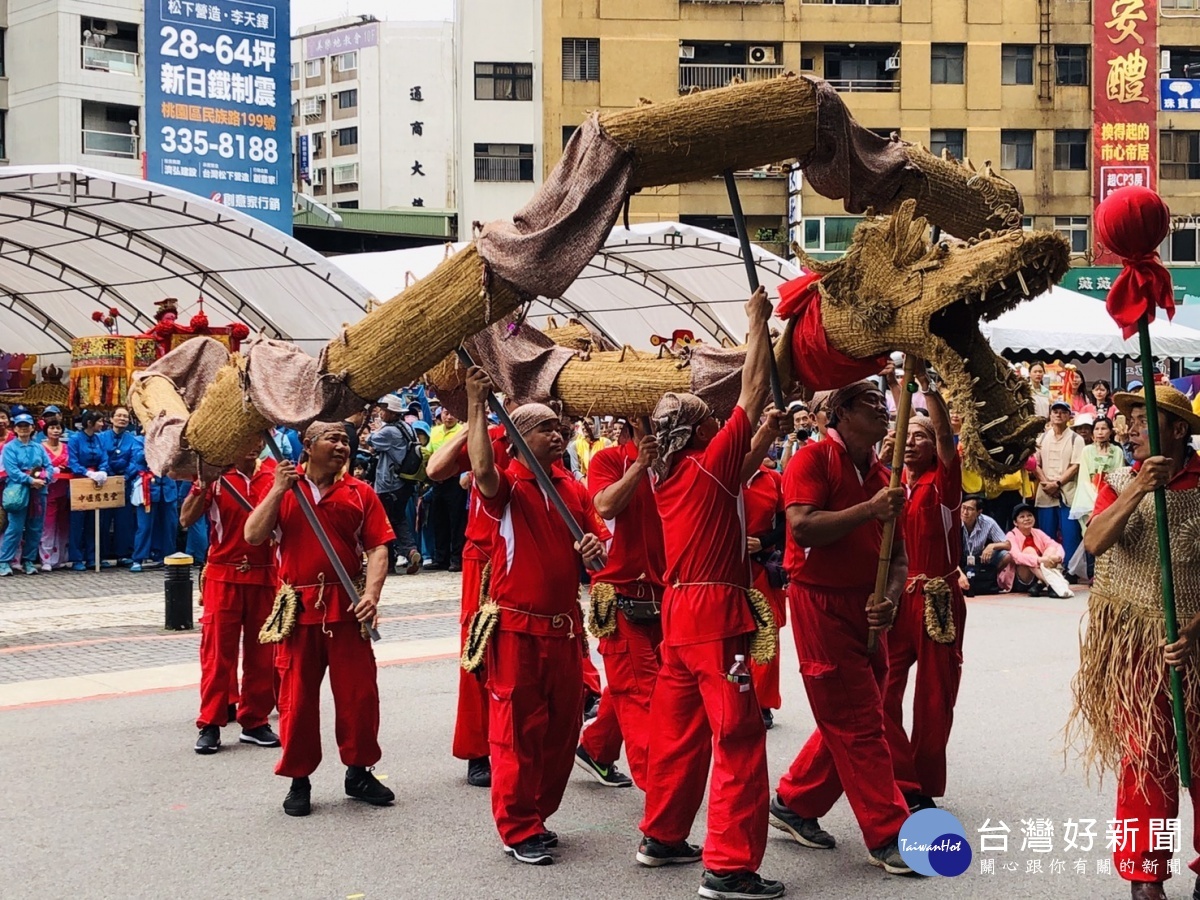 「2019桃園閩南文化節」中的「藝閣VS踩街」開幕競賽活動於市府前廣場熱鬧登場。