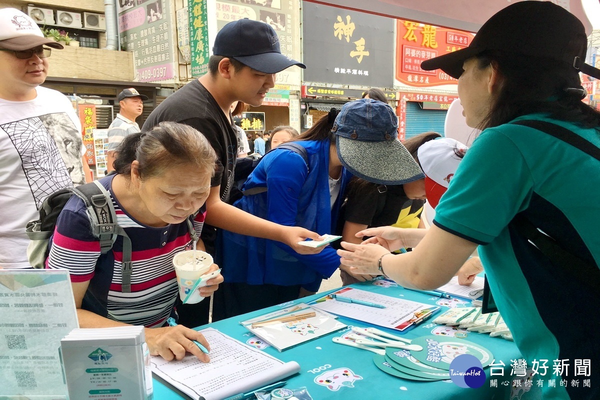 北水局利用端午假期在龍潭大池進行檔案宣導活動。