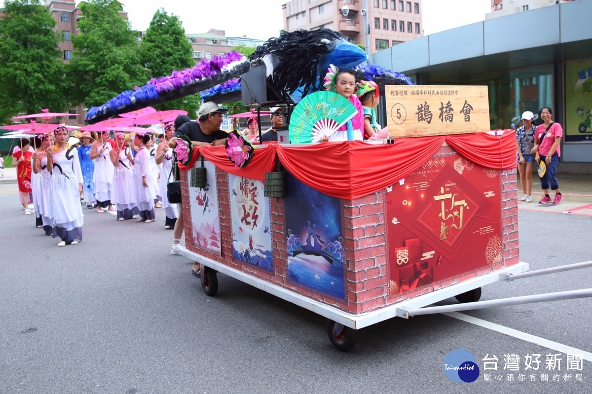 閩南文化節藝閣車踩街活動 桃市新移民協會鵲橋會吸晴