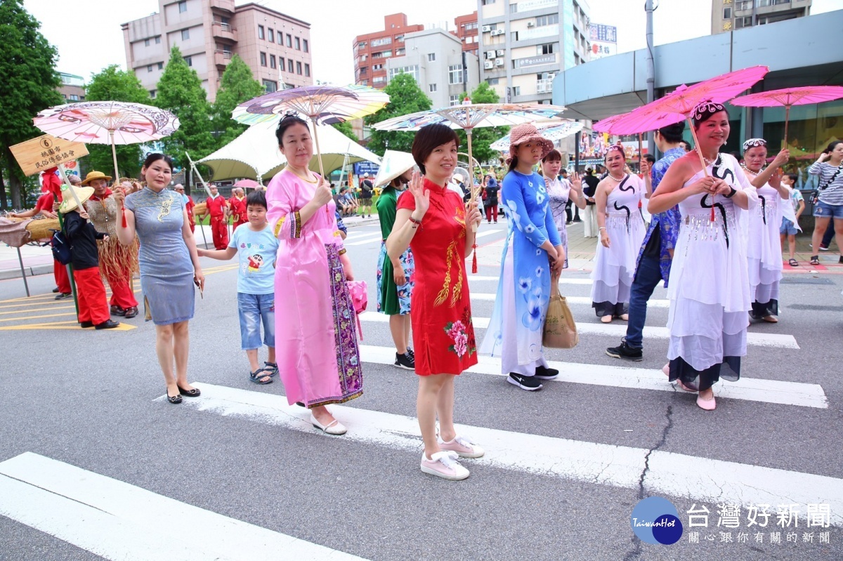 閩南文化節藝閣車踩街活動 桃市新移民協會鵲橋會吸晴