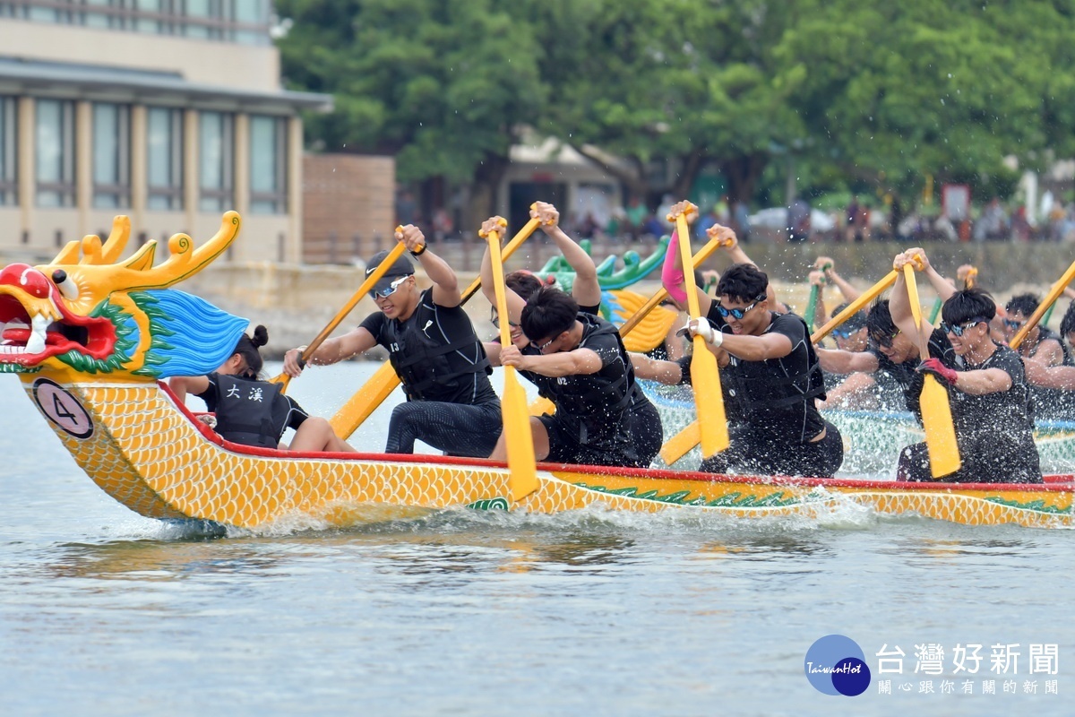 「2019桃園市市長盃」勇奪龍王寶座的「大溪高中」(公開男子組)奮力朝向旗標衝刺。