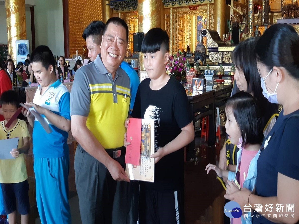 為彰顯玄天上帝庇佑鄉里 社頭鄉清聖宮頒發績優獎助學金