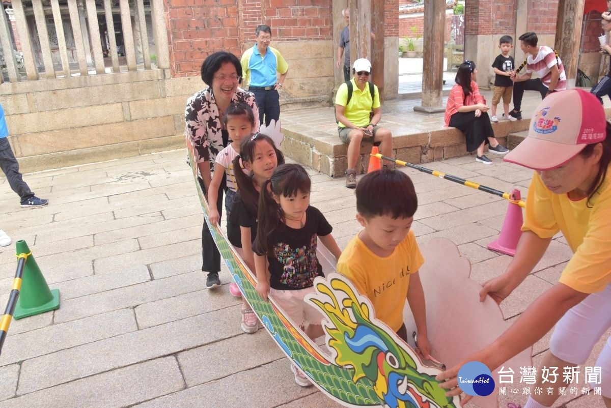 鹿港慶端陽活動的兒童陸上龍舟趣味競賽。