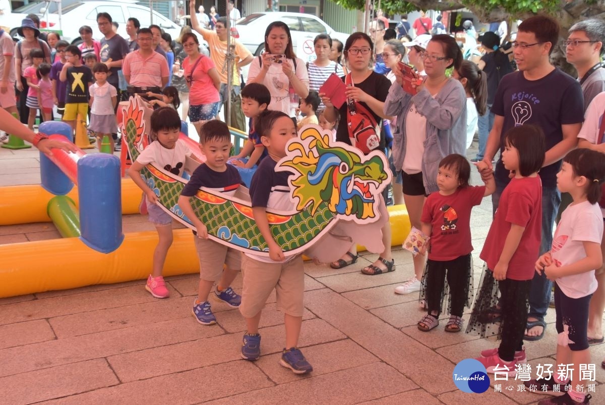 鹿港慶端陽活動的兒童陸上龍舟趣味競賽，現場加油聲不斷。