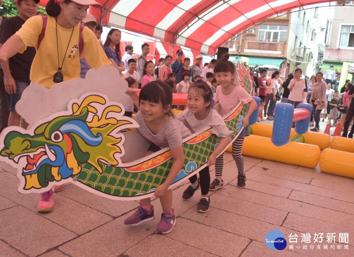 鹿港慶端陽活動的兒童陸上龍舟趣味競賽,現場加油聲不斷。
