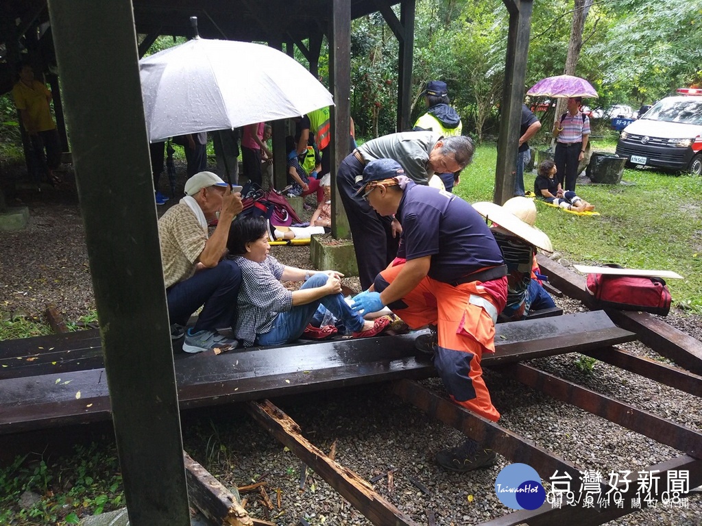 霧峰涼亭棧道坍崩　十多名老人受傷 台灣好新聞 第1張