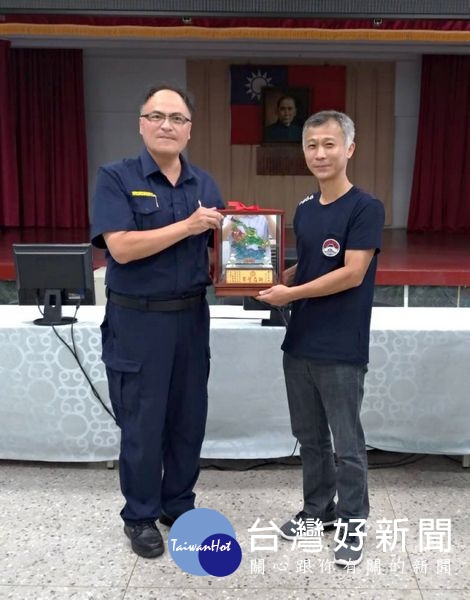 北港分局巡佐吳鴻熙、警員蘇志成,服務年資均超過30年,如今功成身退,分局長王立德致贈紀念牌表揚其守護治安及交通的貢獻與付出。