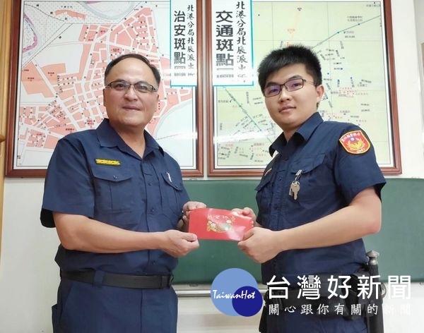 北辰所警員黃中佑積極探訪蒐證，查獲非法持有毒品案，分局長王立德頒發破案禮券，公開表揚辦案辛勞，有效提升基層士氣。